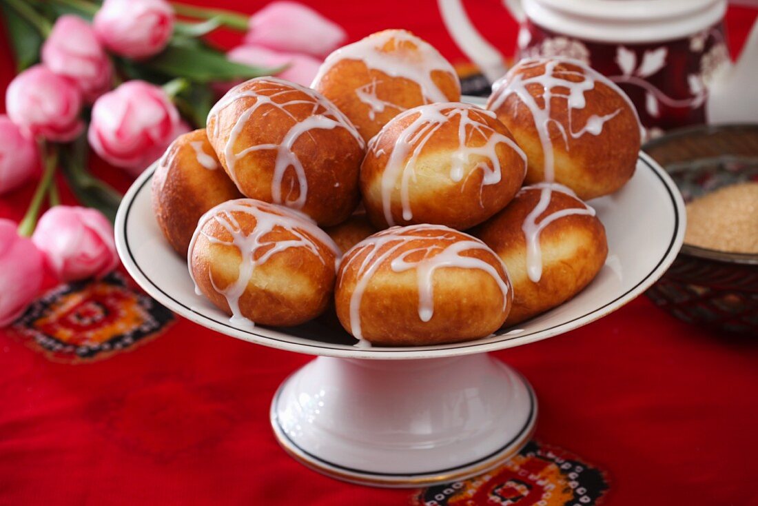 Kleine Krapfen mit weisser Zuckerglasur