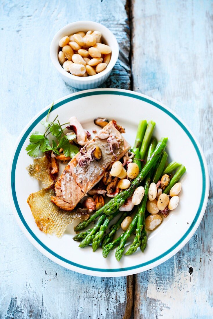 Salmon with green asparagus and beans