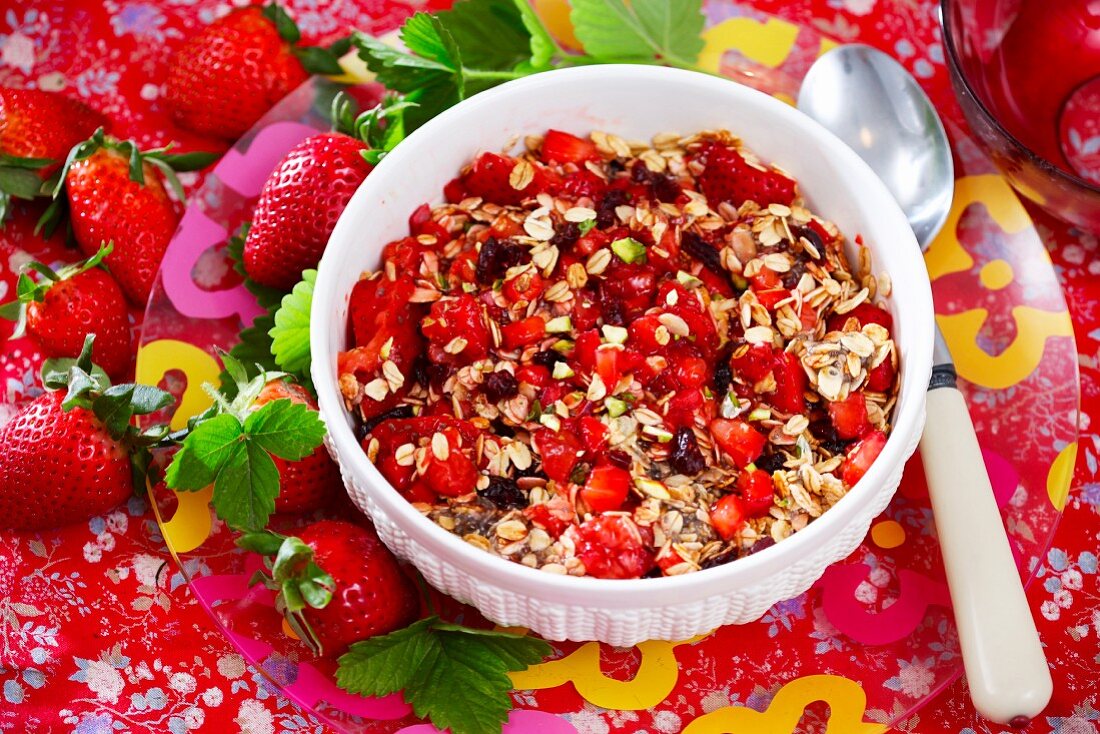 Oats with strawberries and pistachio nuts