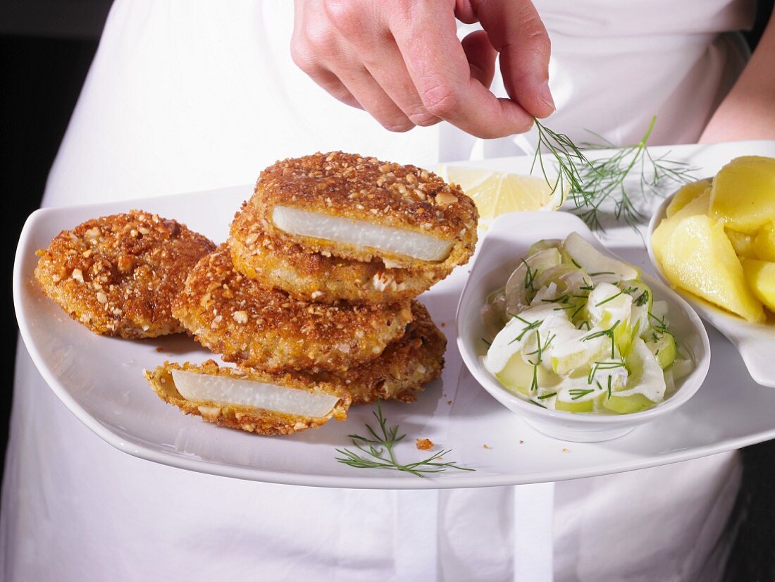 Kohlrabischnitzel mit Gurkensalat und Kartoffeln