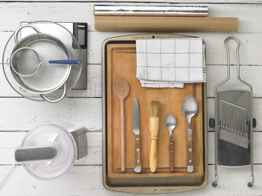 Kitchen utensils for making strudel
