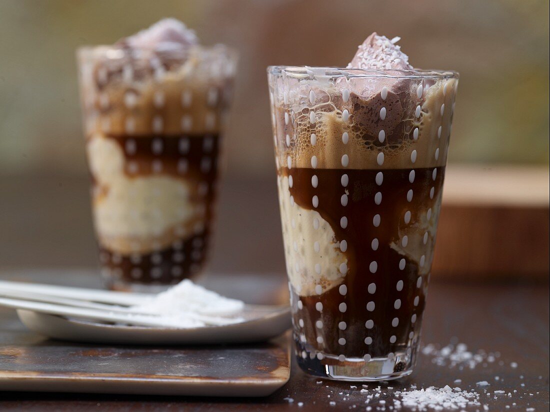 Eiskaffee mit Schokoschaum
