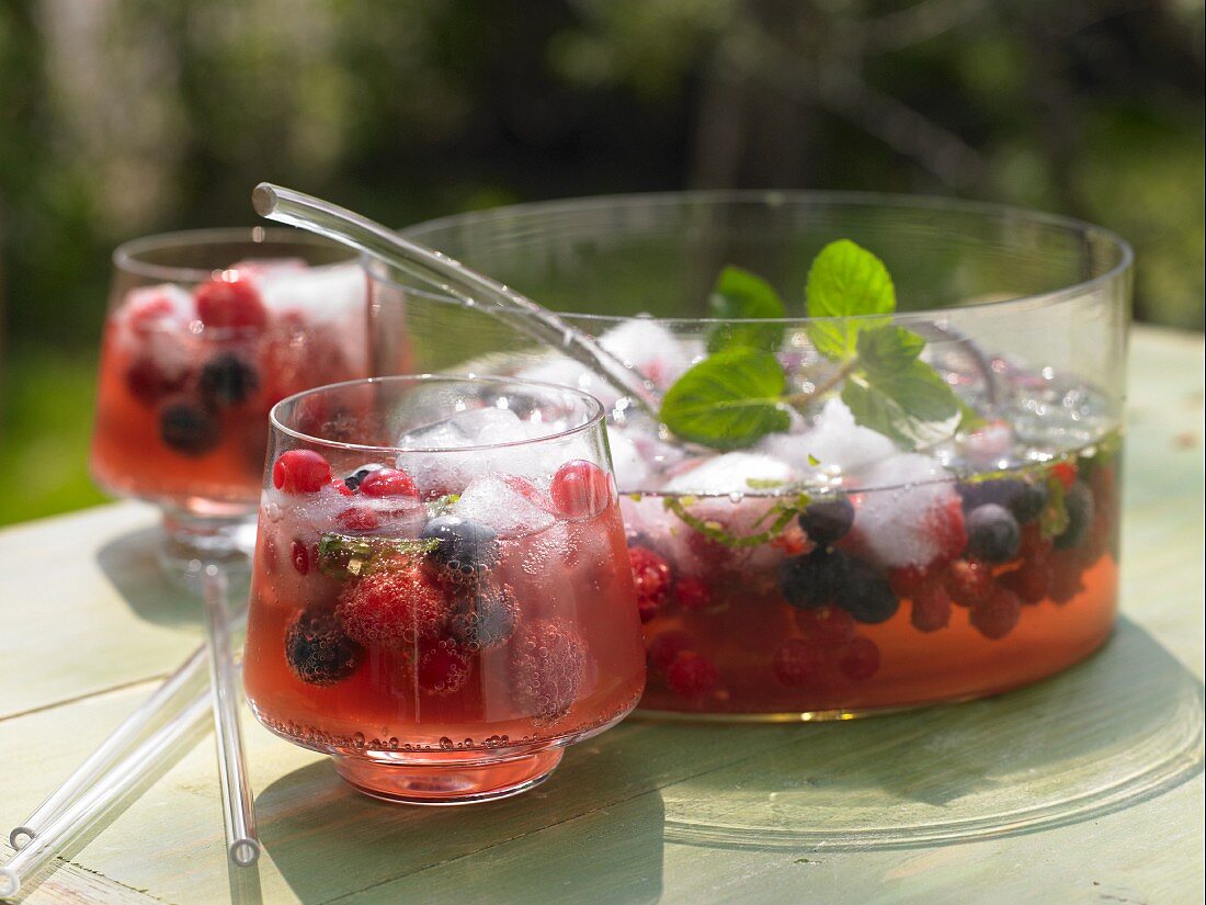 Sommerliche Beerenbowle mit Sekt & Limette
