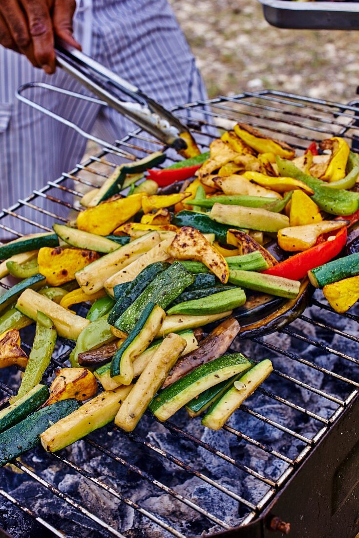 Gemüse auf Holzkohlegrill