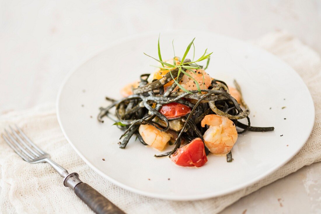 Seaweed pasta with prawns and cherry tomatoes
