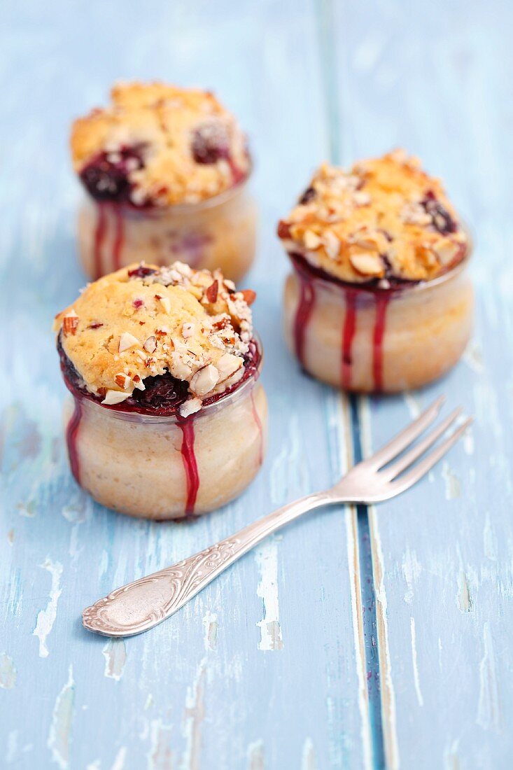 Mandelmuffins mit Blaubeeren, im Glas gebacken