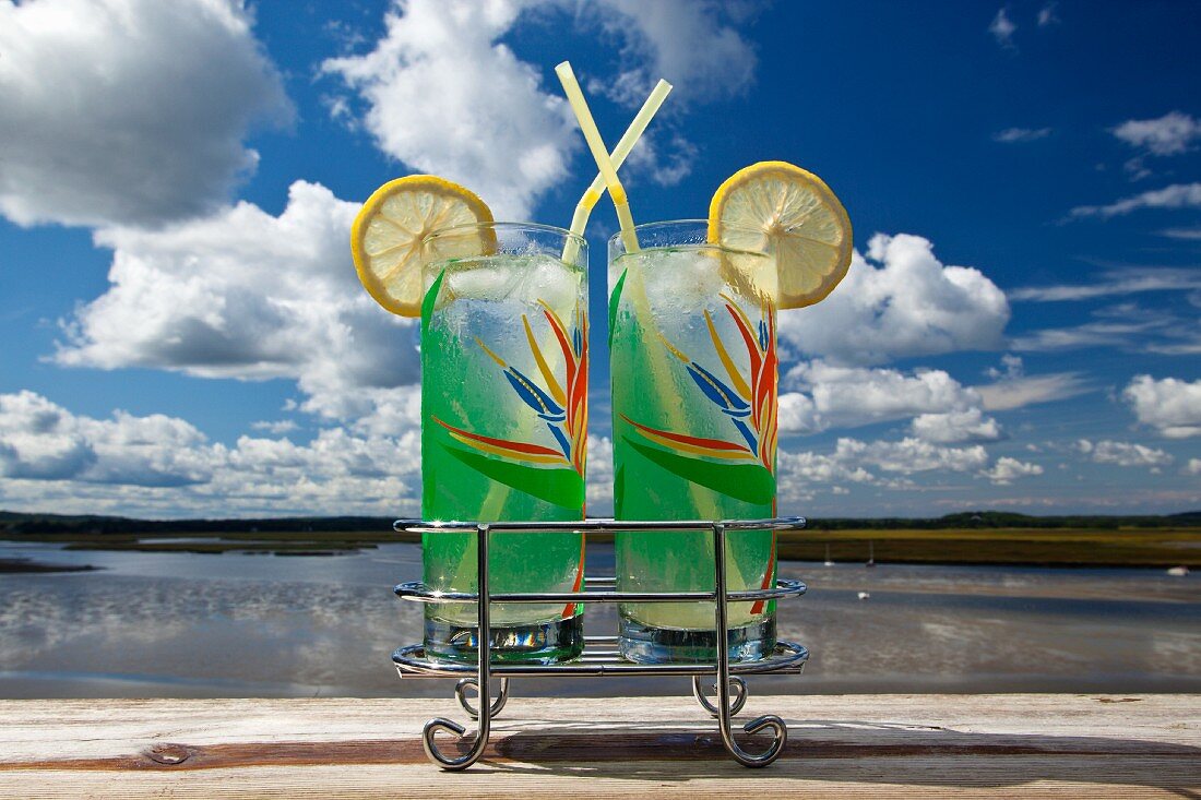 Zwei Gläser Limonade vor Flusslandschaft