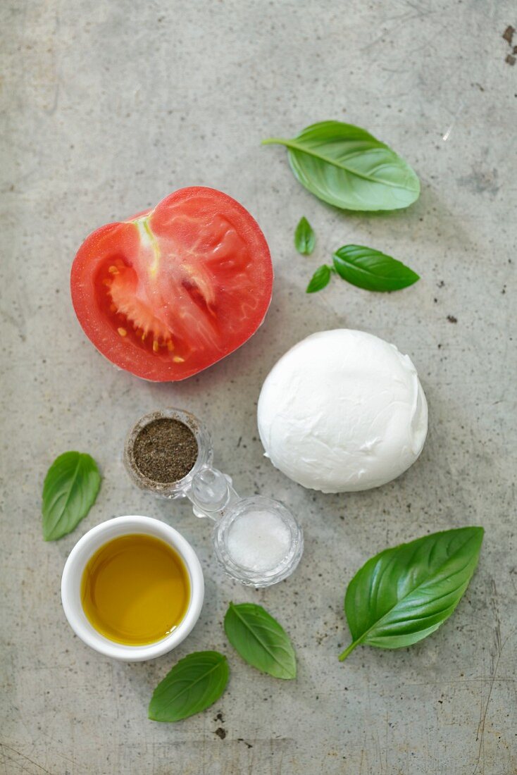 Zutaten für Caprese: Tomaten, Mozzarella und Basilikum