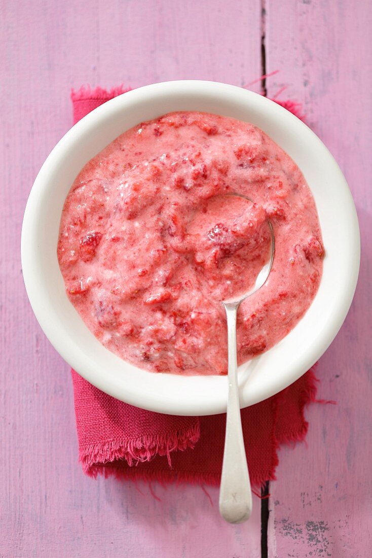 Erdbeerpüree mit Joghurt (Aufsicht)