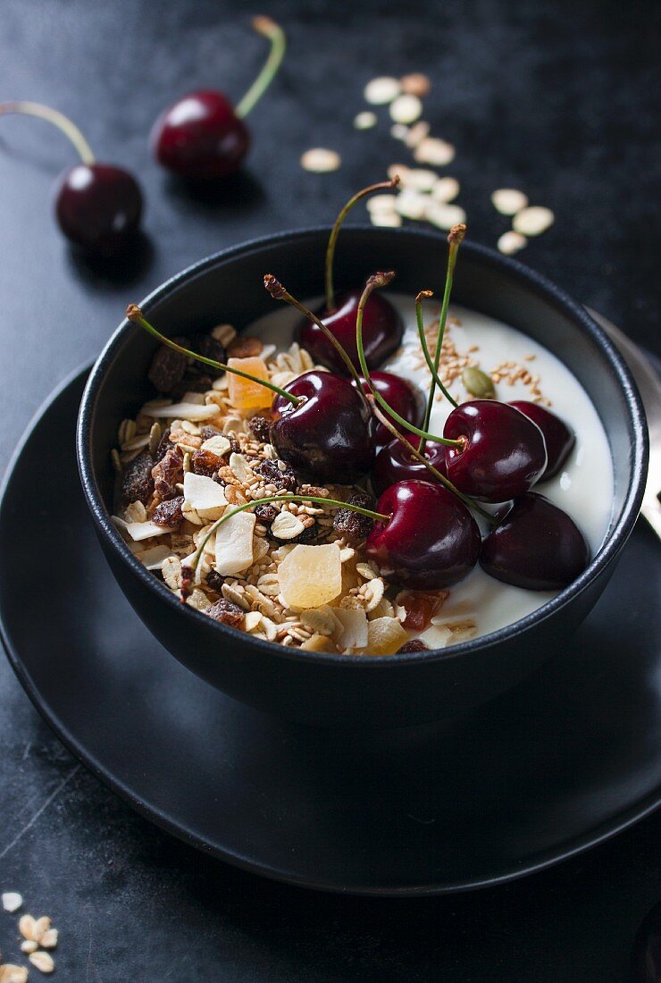 Yoghurt muesli with oats and cherries