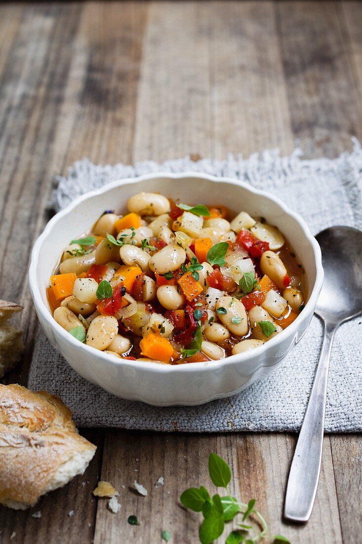 Bohneneintopf mit Tomaten und Möhren