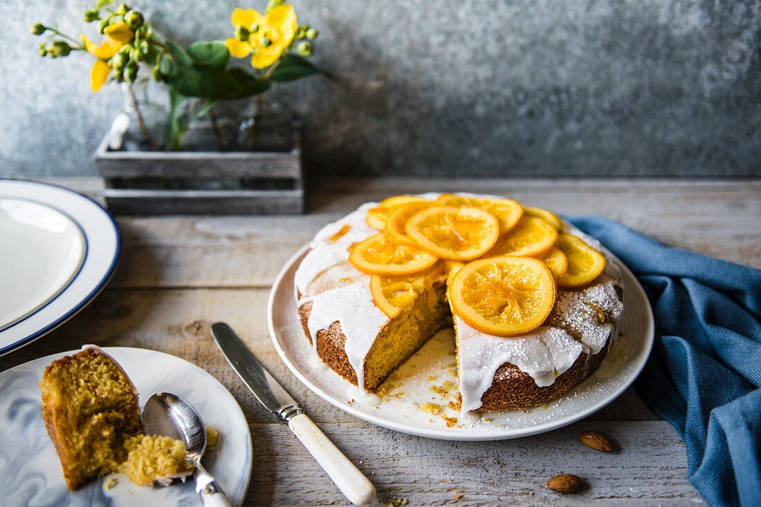 Mandel-Polenta-Kuchen mit Orangen, angeschnitten