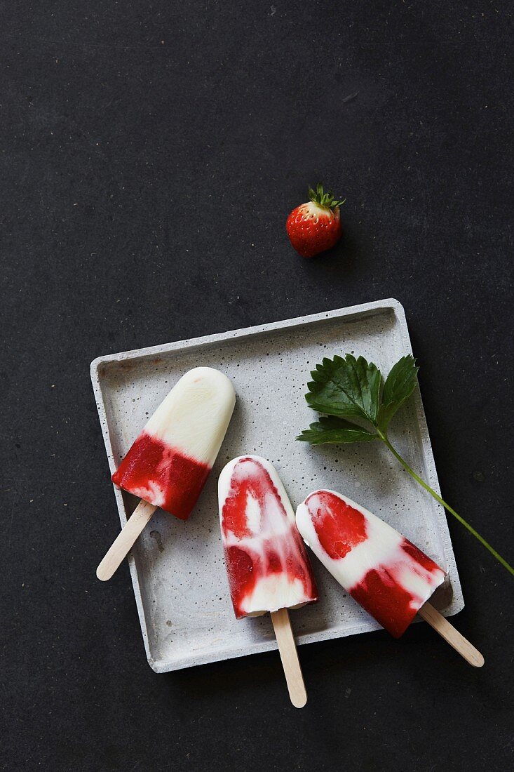 Drei Erdbeer-Joghurt-Eislutscher
