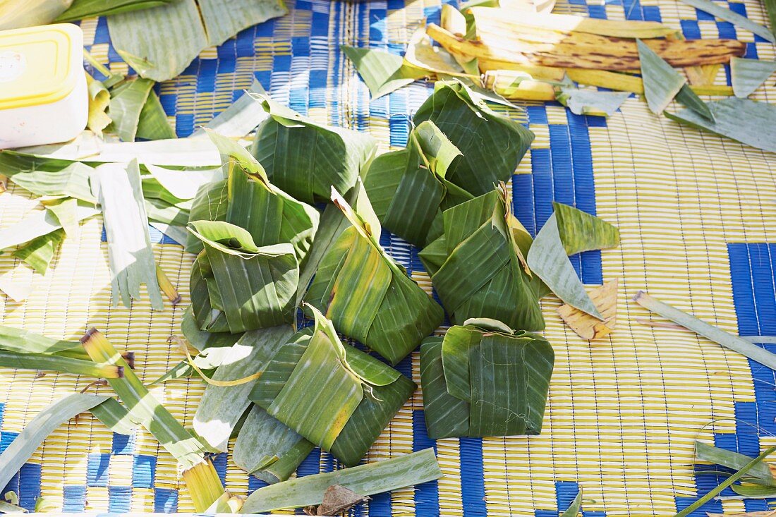 Ho mok parcels (steamed fish mousse in banana leaves, Thailand)