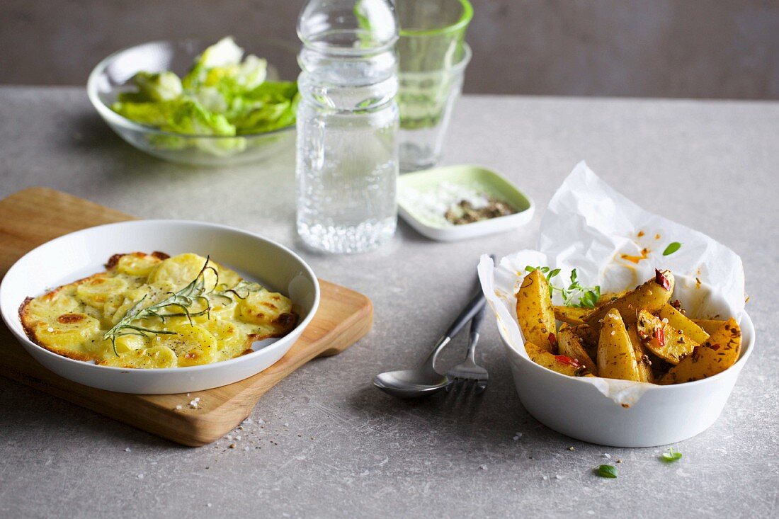 Kartoffelgratin mit Rosmarin und Kartoffelwedges mit Chili aus dem Ofen