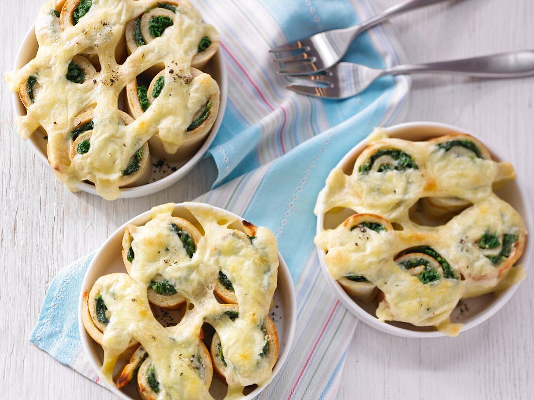 Gratinated spinach pancake rolls