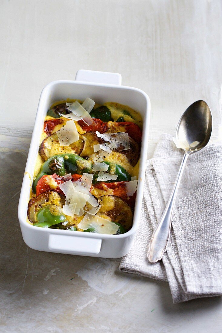 Mediterraner Gemüseauflauf mit Polenta, Auberginen, Tomaten und Paprika