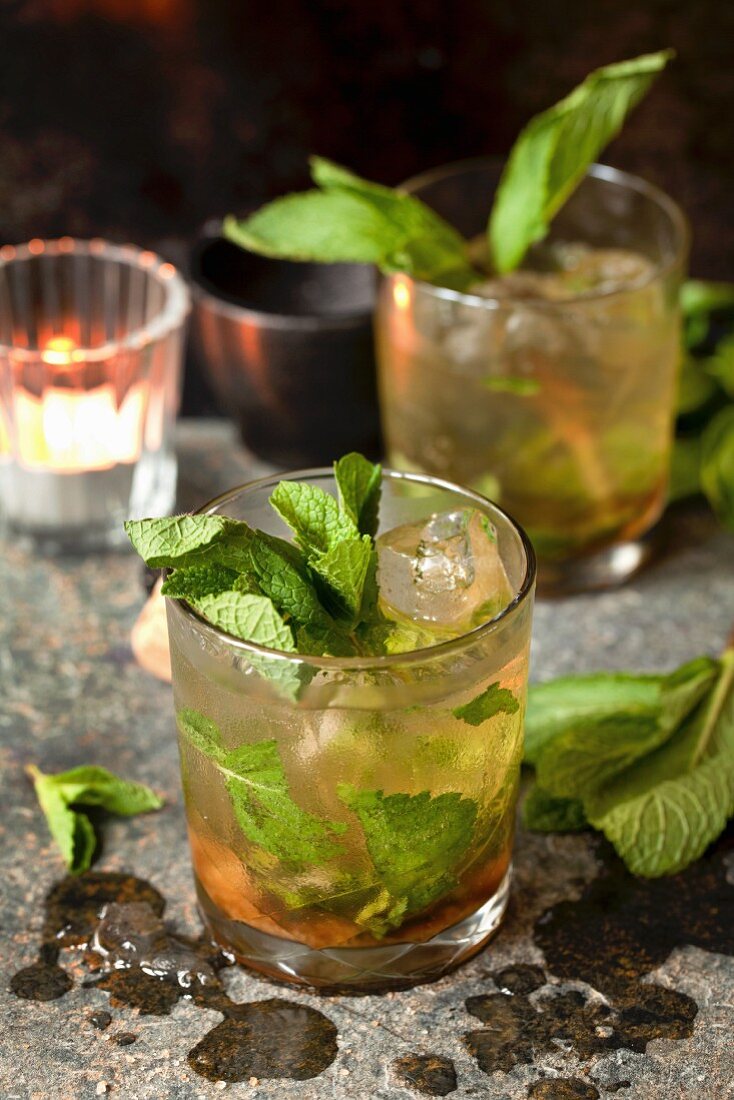 Cocktails with whisky, Prosecco and mint