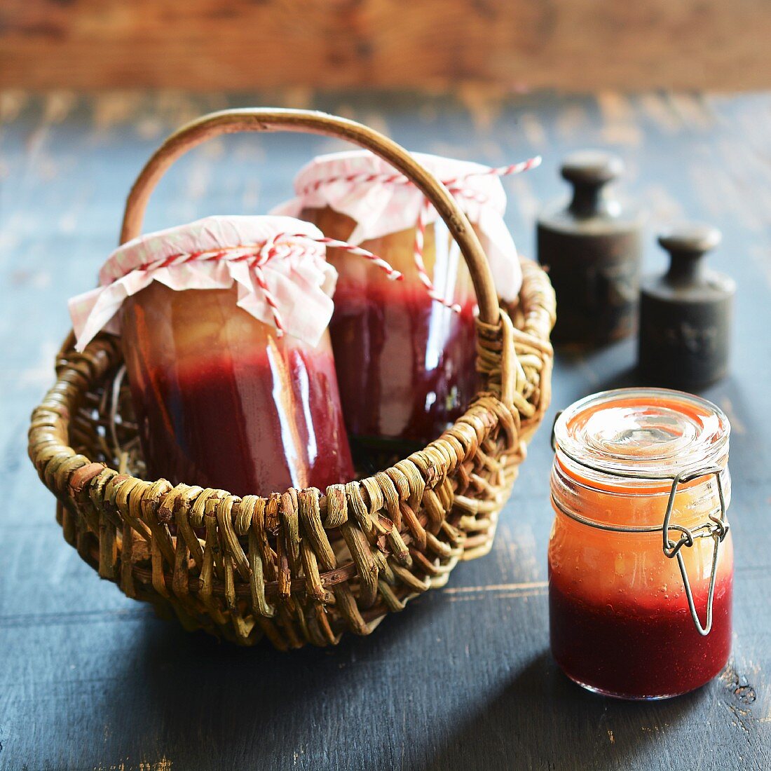 Selbstgemachte Marmelade aus zwei Obstsorten in Gläsern