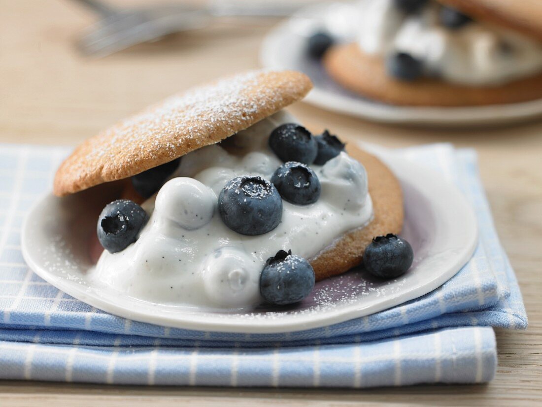 Dinkeltaler mit Blaubeeren und Vanille-Quark