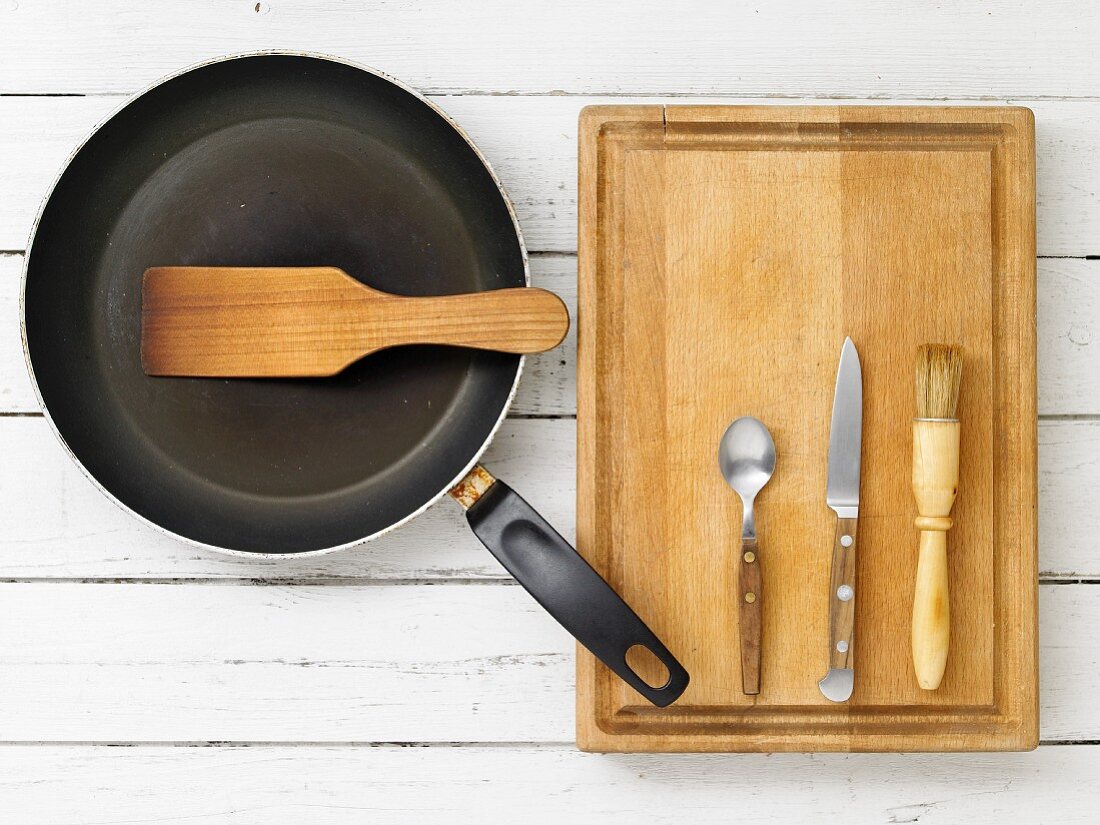 Kitchen utensils for preparing fried onions