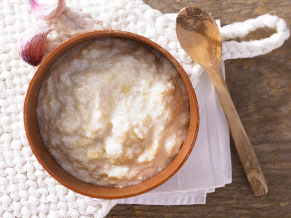 Mediterranean garlic cream with potatoes