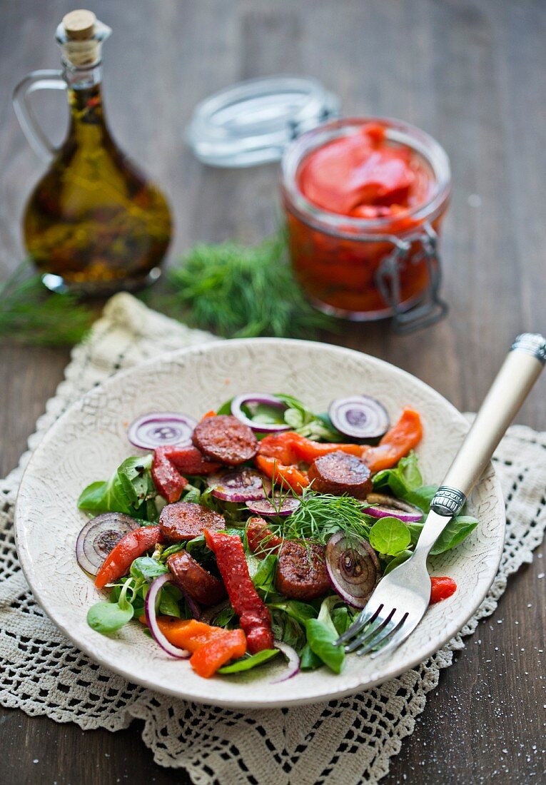 Salat mit Chorizo, Paprika und roten Zwiebeln