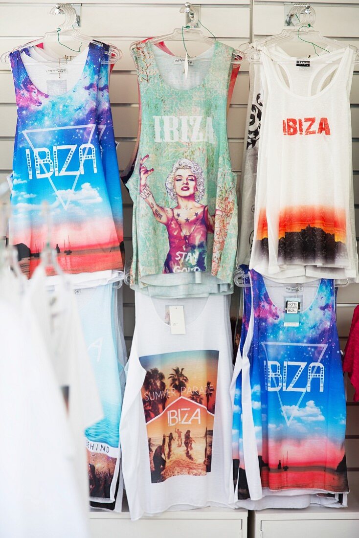 Verkaufsstand mit bedruckten T-Shirts in Ibiza (Spanien)
