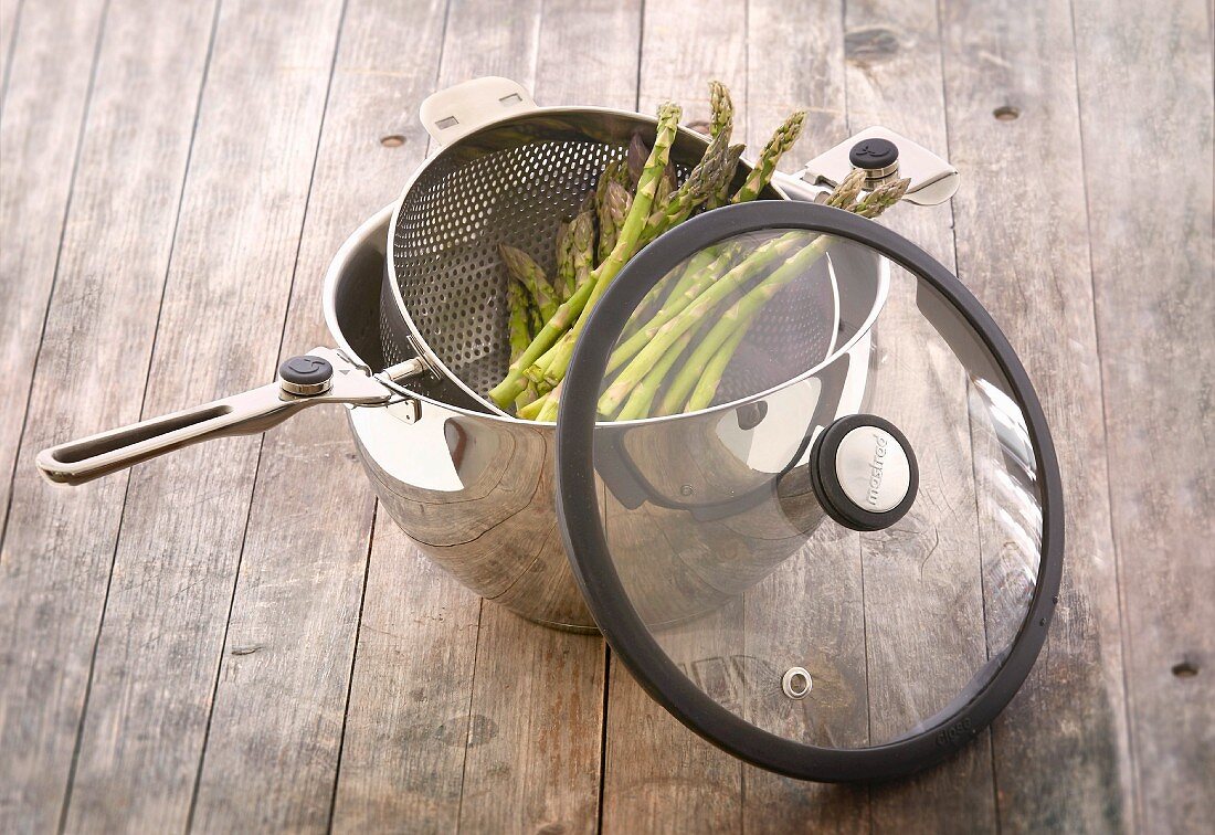 A three-part pot set from Mastard with a sieve and a lid