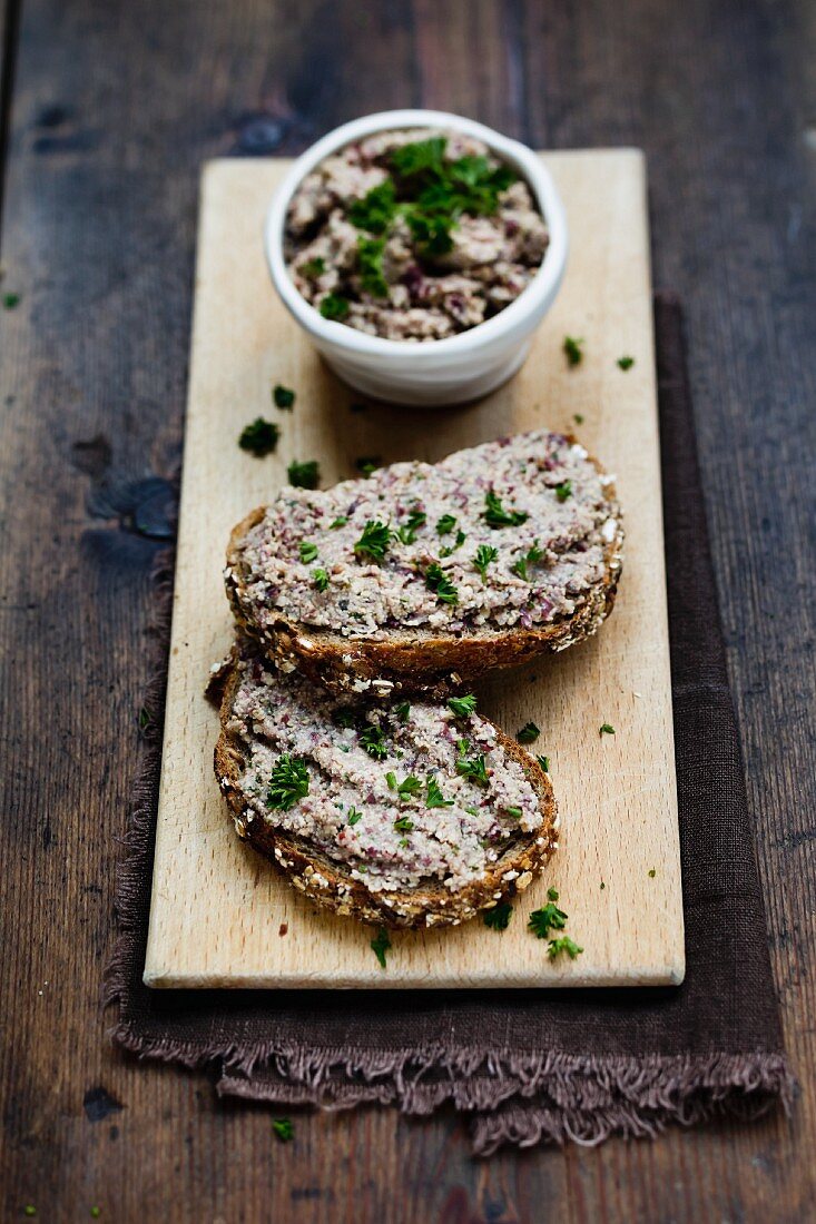 Bread with a smoked tofu and kidney bean spread