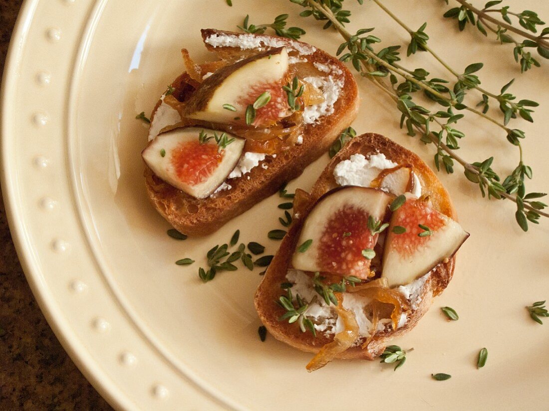 Crostini with figs and caramelised onions