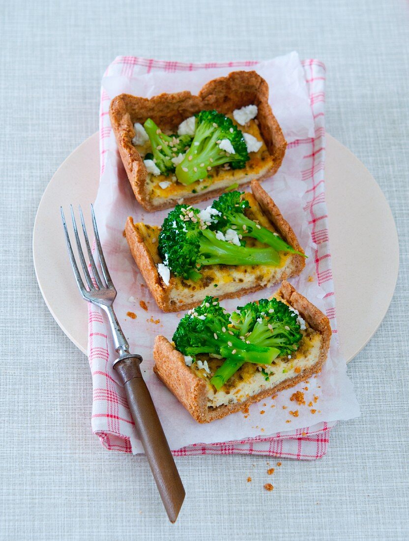 Brokkoli-Schafskäse-Quiche, in Stücke geschnitten