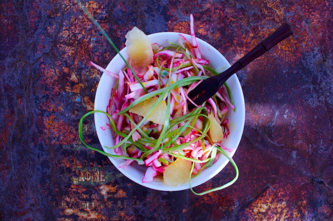 White cabbage and beetroot salad with grapefruit