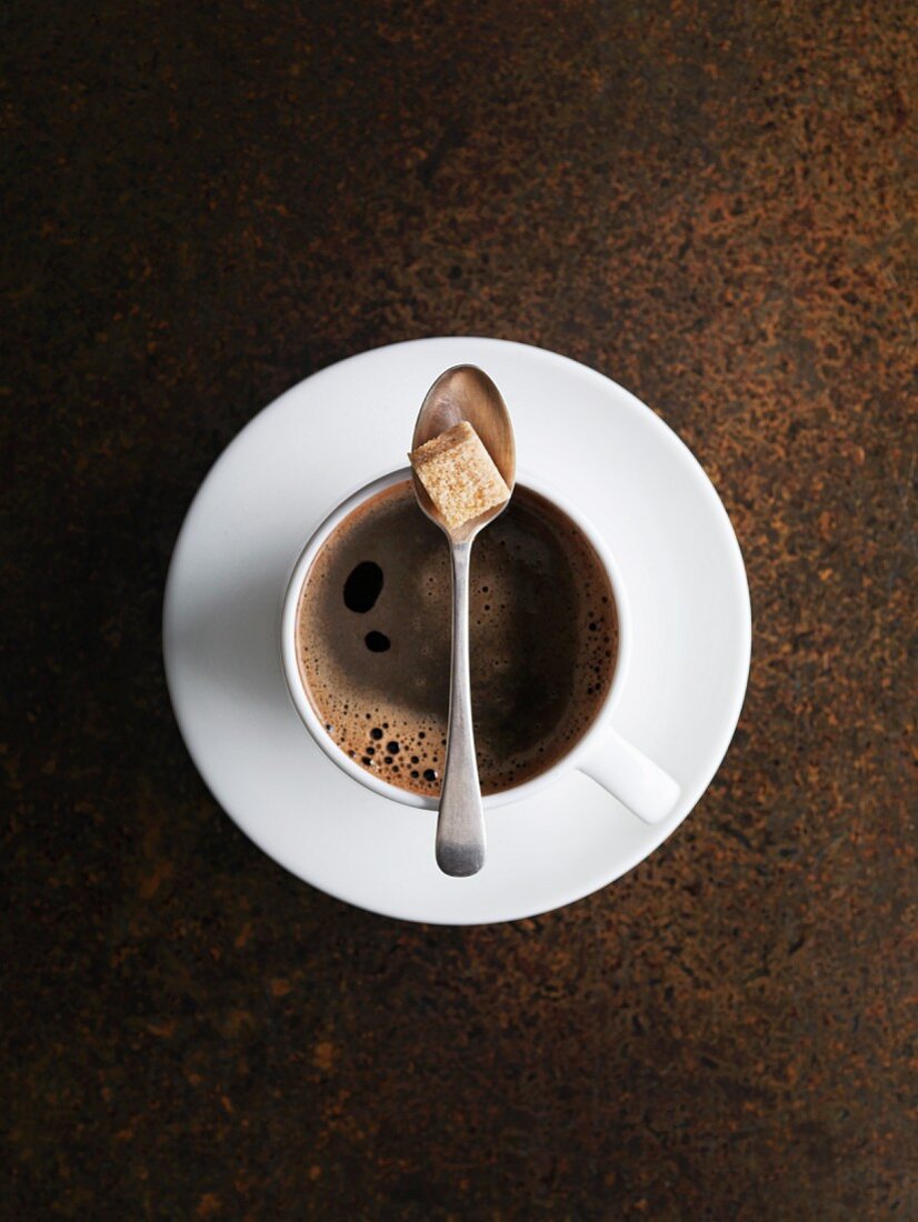 Kaffeetasse mit Löffel und Zuckerwürfel