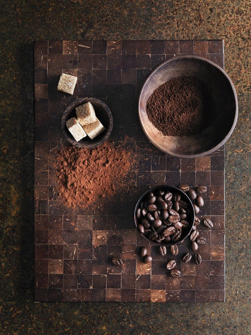 Kaffeebohnen, gemahlener Kaffee und Zuckerwürfel