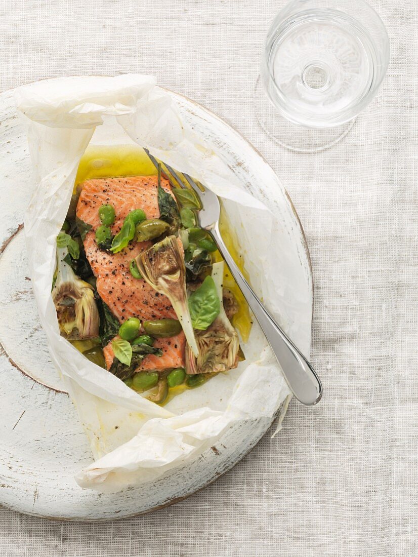 Salmon fillets with artichokes and olives in parchment paper