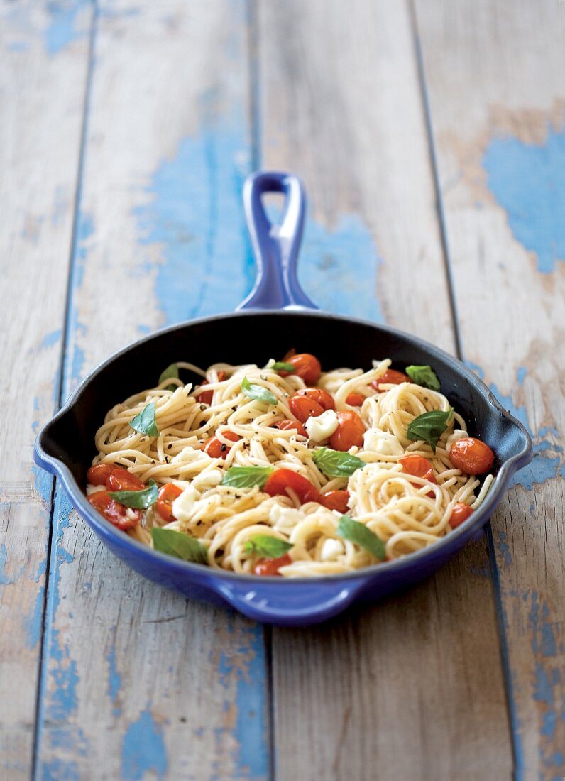 Spaghetti mit Tomaten und Mozzarella