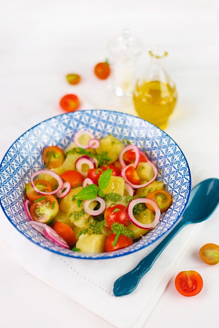 Kartoffelsalat mit Kirschtomaten, Tropea-Zwiebeln und Pesto