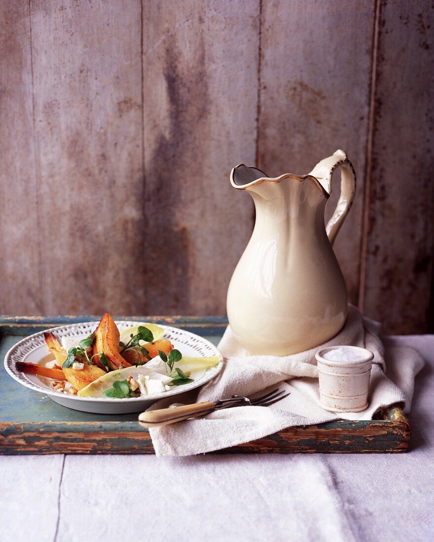 Autumn salad with chicory, pears and walnuts