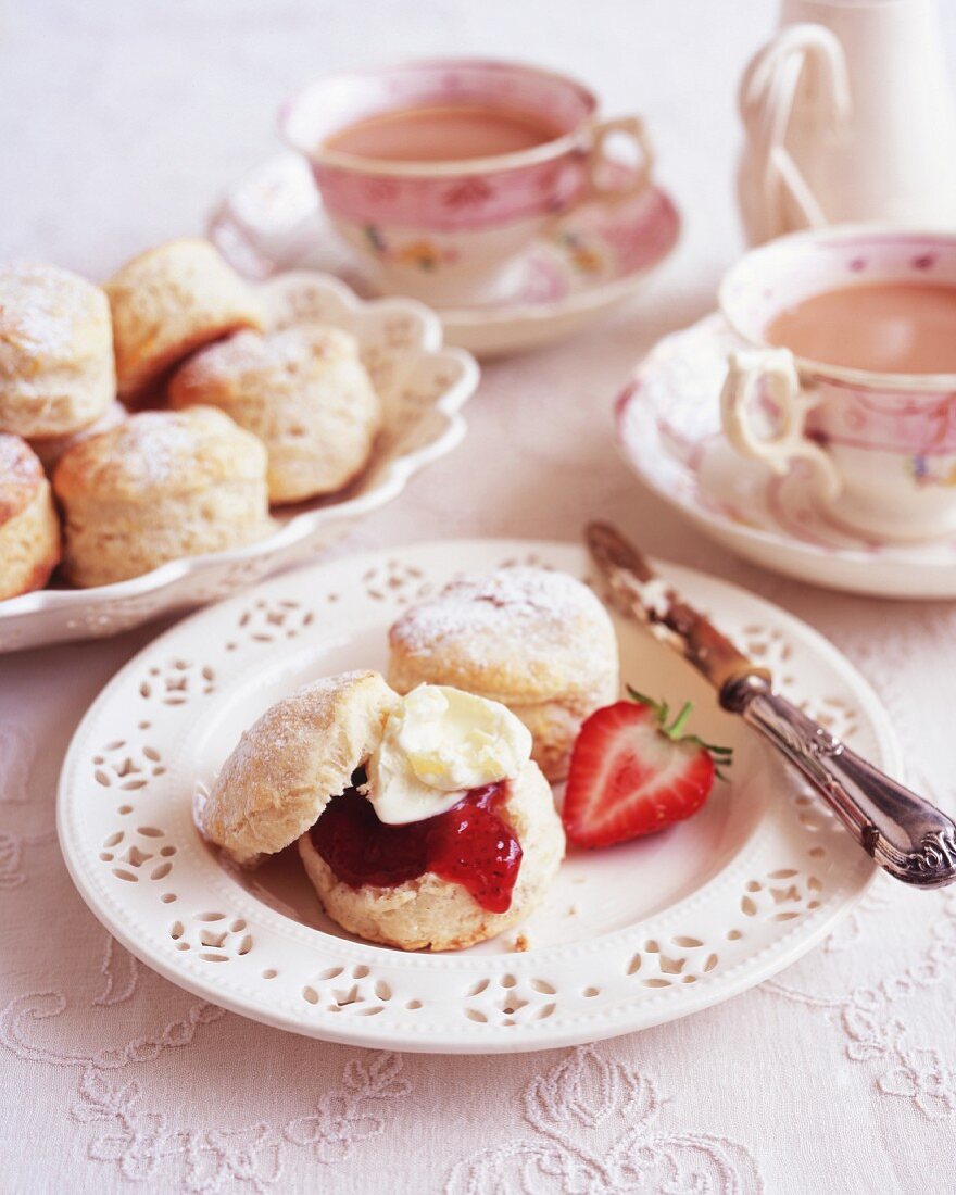 Scones mit Clotted Cream und Erdbeermarmelade zum Tee (England)