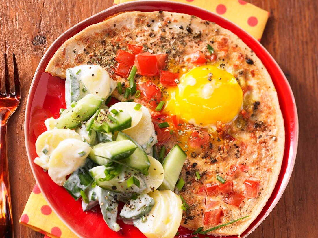 Tomaten-Eier mit Kartoffel-Gurken-Salat