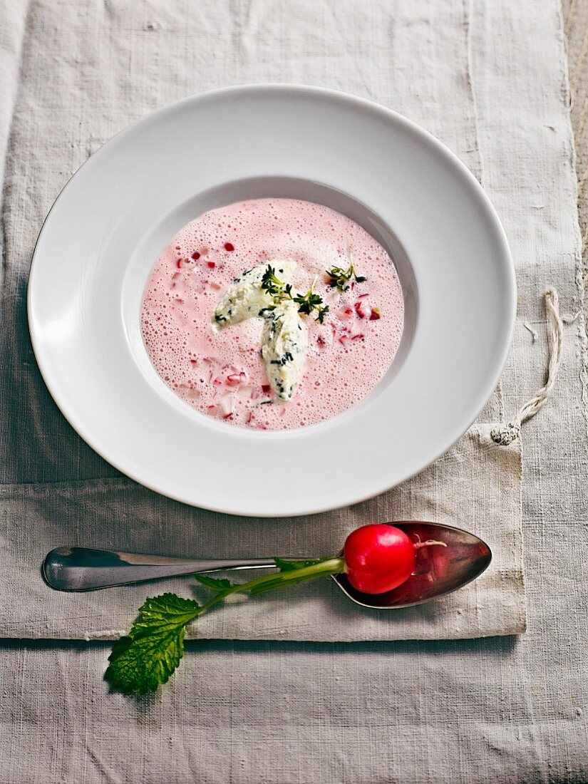 Bayerische Radieschensuppe mit Bergkäsenocken