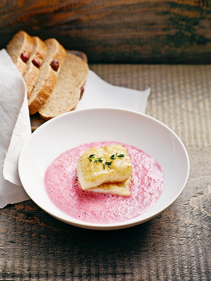 Rote-Bete-Suppe mit gebratenem Zanderfilet