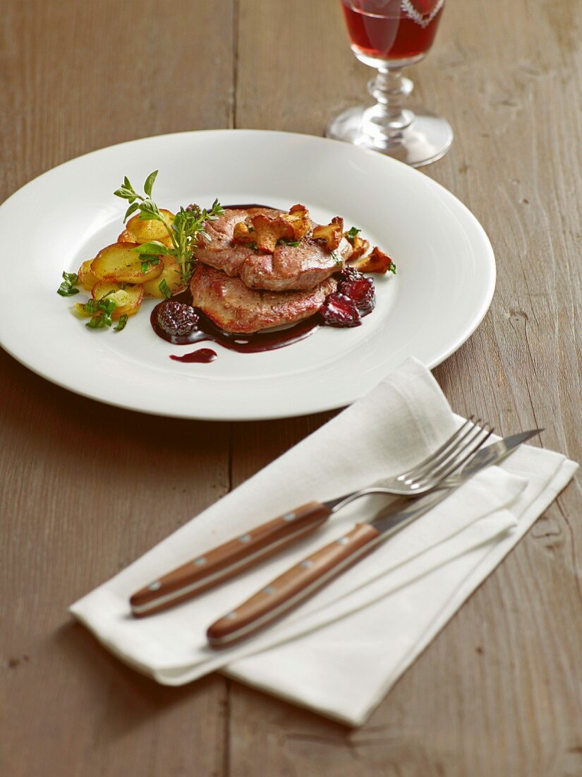 Reh-Rostbraten mit gebratenen Pfifferlingen & Brombeersauce