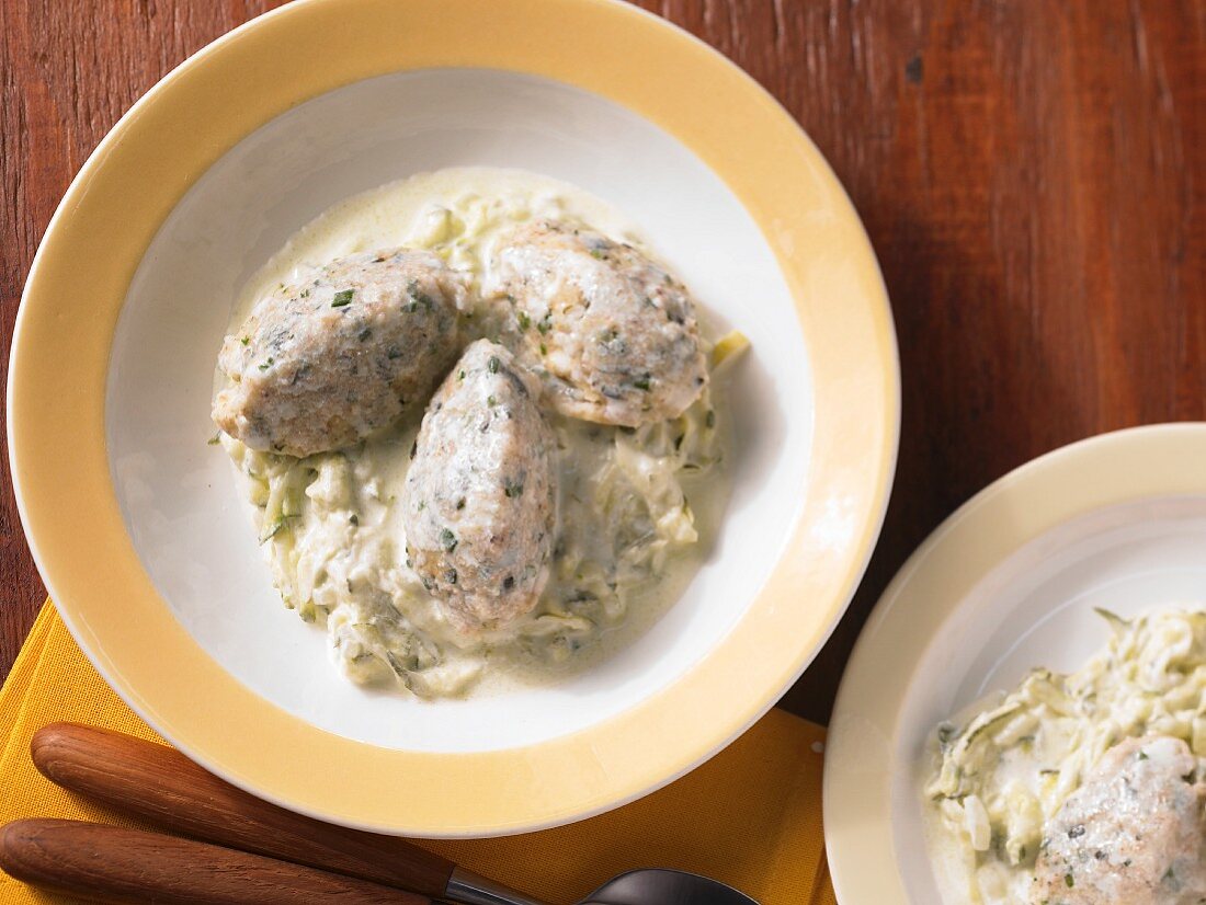 Quarknocken mit Kürbiskernen auf Zucchinigemüse