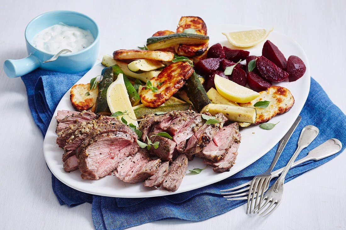 Lammbraten mit gegrillten Halloumi und Gemüse