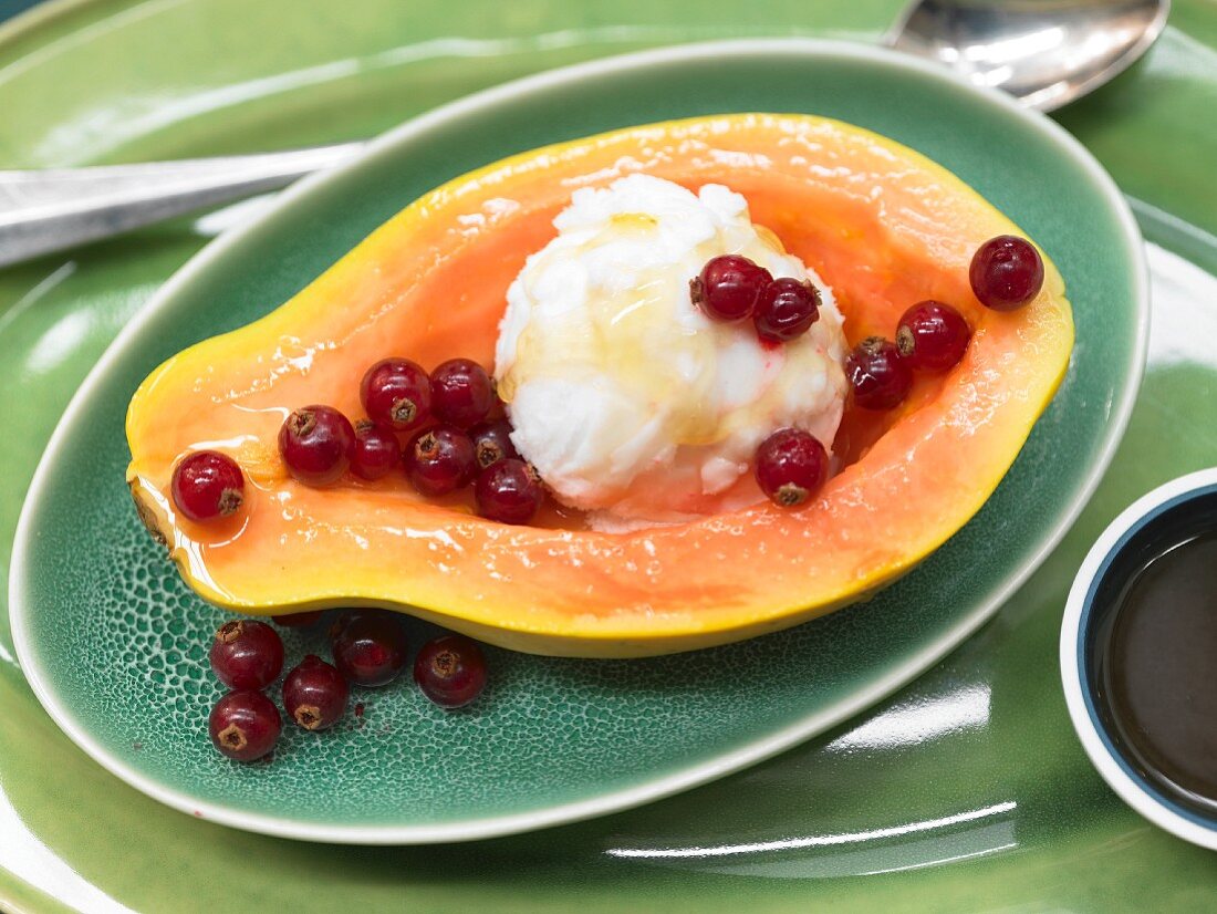 Papaya mit Eisfüllung & Johannisbeeren