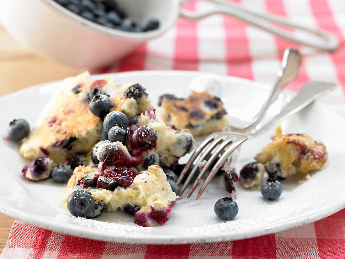 Haferflocken-Kaiserschmarrn mit frischen Heidelbeeren