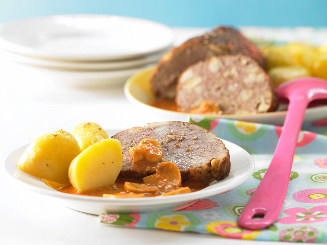 Pilz-Hackbraten in Rahmsauce mit Salzkartoffeln