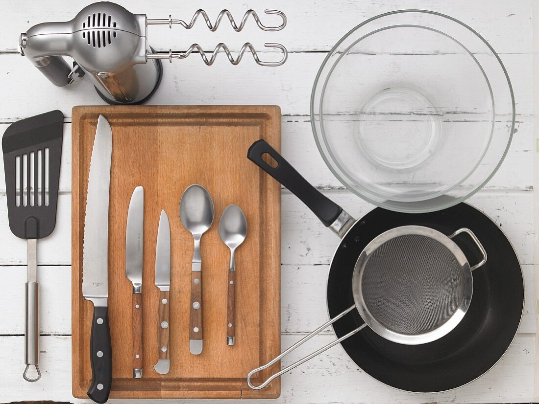 Kitchen utensils for preparing burgers